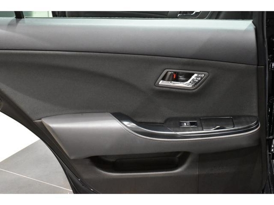 Toyota Crown 2.5 Sports Navigation Package New Black Leather Seat Covers / All-New Full Water Tank Capacity For The Car / All-New 20-Inch Tires And Wheels / All-New Aerodynamics / All-New LED Fog Lig