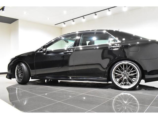 Toyota Crown 2.5 Sports Navigation Package New Black Leather Seat Covers / All-New Full Water Tank Capacity For The Car / All-New 20-Inch Tires And Wheels / All-New Aerodynamics / All-New LED Fog Lig