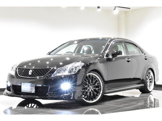 Toyota Crown 2.5 Sports Navigation Package New Black Leather Seat Covers / All-New Full Water Tank Capacity For The Car / All-New 20-Inch Tires And Wheels / All-New Aerodynamics / All-New LED Fog Lig