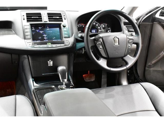 Toyota Crown 2.5 Sports Navigation Package New Black Leather Seat Covers / All-New Full Water Tank Capacity For The Car / All-New 20-Inch Tires And Wheels / All-New Aerodynamics / All-New LED Fog Lig
