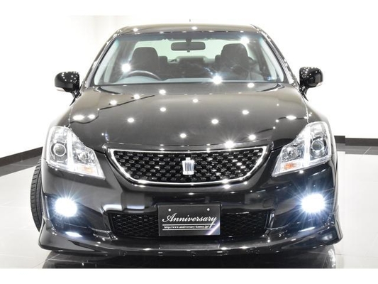 Toyota Crown 2.5 Sports Navigation Package New Black Leather Seat Covers / All-New Full Water Tank Capacity For The Car / All-New 20-Inch Tires And Wheels / All-New Aerodynamics / All-New LED Fog Lig