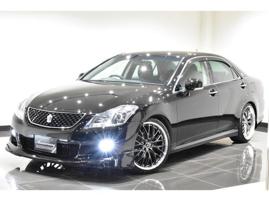 Toyota Crown 2.5 Sports Navigation Package New Black Leather Seat Covers / All-New Full Water Tank Capacity For The Car / All-New 20-Inch Tires And Wheels / All-New Aerodynamics / All-New LED Fog Lig