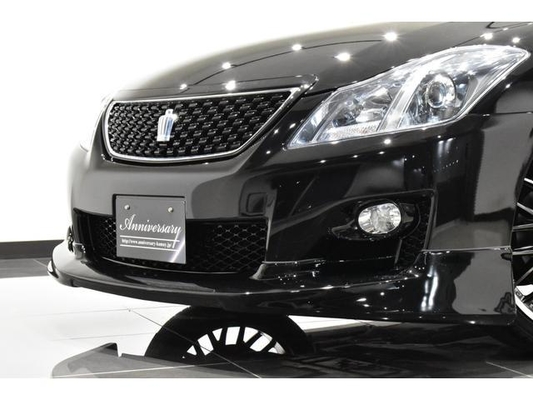 Toyota Crown 2.5 Sports Navigation Package New Black Leather Seat Covers / All-New Full Water Tank Capacity For The Car / All-New 20-Inch Tires And Wheels / All-New Aerodynamics / All-New LED Fog Lig