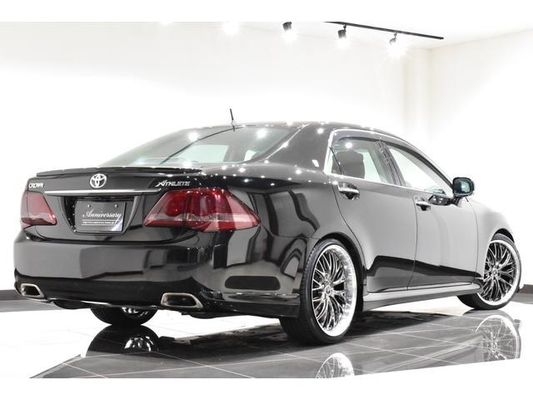 Toyota Crown 2.5 Sports Navigation Package New Black Leather Seat Covers / All-New Full Water Tank Capacity For The Car / All-New 20-Inch Tires And Wheels / All-New Aerodynamics / All-New LED Fog Lig