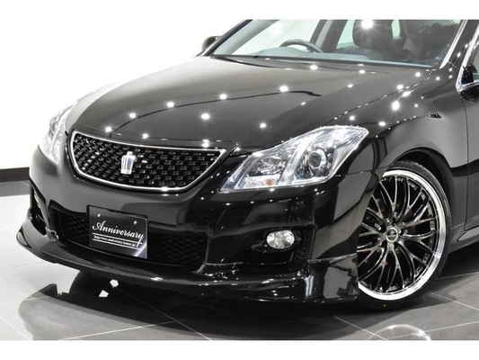 Toyota Crown 2.5 Sports Navigation Package New Black Leather Seat Covers / All-New Full Water Tank Capacity For The Car / All-New 20-Inch Tires And Wheels / All-New Aerodynamics / All-New LED Fog Lig
