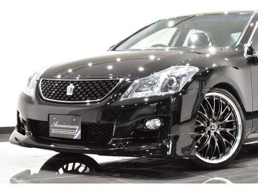 Toyota Crown 2.5 Sports Navigation Package New Black Leather Seat Covers / All-New Full Water Tank Capacity For The Car / All-New 20-Inch Tires And Wheels / All-New Aerodynamics / All-New LED Fog Lig