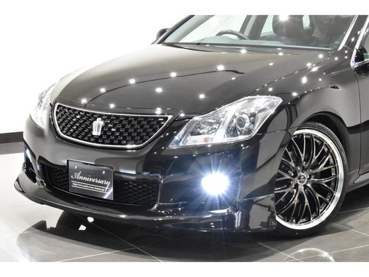 Toyota Crown 2.5 Sports Navigation Package New Black Leather Seat Covers / All-New Full Water Tank Capacity For The Car / All-New 20-Inch Tires And Wheels / All-New Aerodynamics / All-New LED Fog Lig