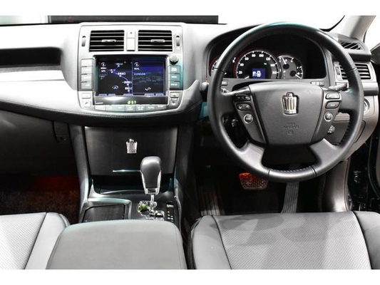 Toyota Crown 2.5 Sports Navigation Package New Black Leather Seat Covers / All-New Full Water Tank Capacity For The Car / All-New 20-Inch Tires And Wheels / All-New Aerodynamics / All-New LED Fog Lig