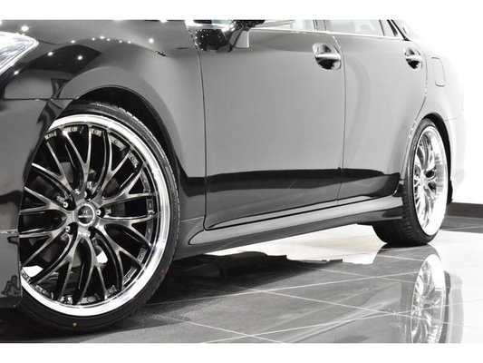 Toyota Crown 2.5 Sports Navigation Package New Black Leather Seat Covers / All-New Full Water Tank Capacity For The Car / All-New 20-Inch Tires And Wheels / All-New Aerodynamics / All-New LED Fog Lig