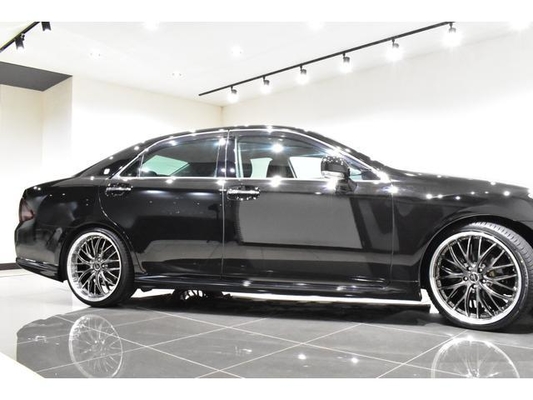 Toyota Crown 2.5 Sports Navigation Package New Black Leather Seat Covers / All-New Full Water Tank Capacity For The Car / All-New 20-Inch Tires And Wheels / All-New Aerodynamics / All-New LED Fog Lig