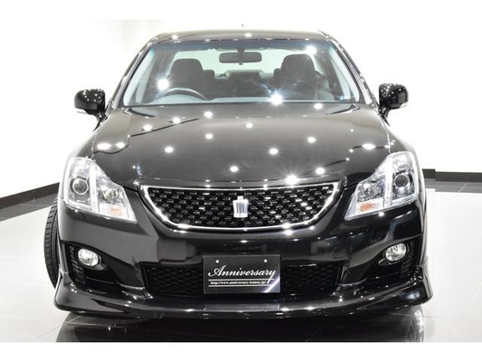 Toyota Crown 2.5 Sports Navigation Package New Black Leather Seat Covers / All-New Full Water Tank Capacity For The Car / All-New 20-Inch Tires And Wheels / All-New Aerodynamics / All-New LED Fog Lig