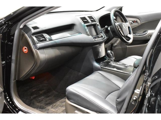 Toyota Crown 2.5 Sports Navigation Package New Black Leather Seat Covers / All-New Full Water Tank Capacity For The Car / All-New 20-Inch Tires And Wheels / All-New Aerodynamics / All-New LED Fog Lig
