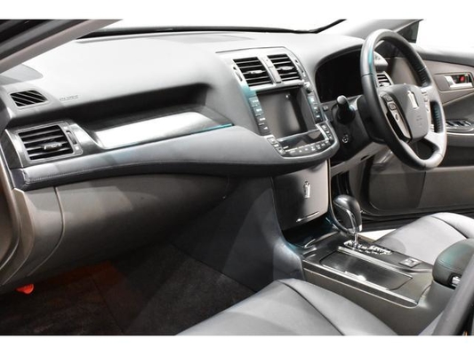 Toyota Crown 2.5 Sports Navigation Package New Black Leather Seat Covers / All-New Full Water Tank Capacity For The Car / All-New 20-Inch Tires And Wheels / All-New Aerodynamics / All-New LED Fog Lig