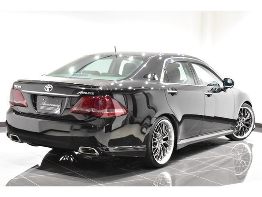 Toyota Crown 2.5 Sports Navigation Package New Black Leather Seat Covers / All-New Full Water Tank Capacity For The Car / All-New 20-Inch Tires And Wheels / All-New Aerodynamics / All-New LED Fog Lig