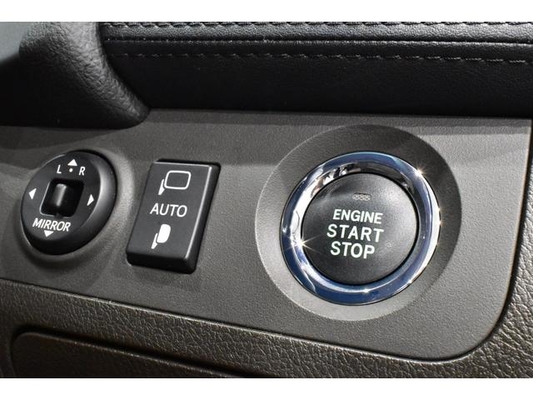 Toyota Crown 2.5 Sports Navigation Package New Black Leather Seat Covers / All-New Full Water Tank Capacity For The Car / All-New 20-Inch Tires And Wheels / All-New Aerodynamics / All-New LED Fog Lig
