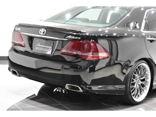 Toyota Crown 2.5 Sports Navigation Package New Black Leather Seat Covers / All-New Full Water Tank Capacity For The Car / All-New 20-Inch Tires And Wheels / All-New Aerodynamics / All-New LED Fog Lig