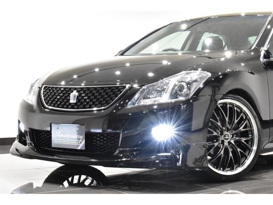 Toyota Crown 2.5 Sports Navigation Package New Black Leather Seat Covers / All-New Full Water Tank Capacity For The Car / All-New 20-Inch Tires And Wheels / All-New Aerodynamics / All-New LED Fog Lig