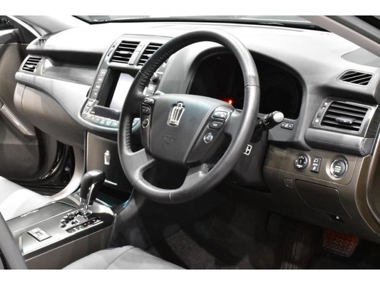 Toyota Crown 2.5 Sports Navigation Package New Black Leather Seat Covers / All-New Full Water Tank Capacity For The Car / All-New 20-Inch Tires And Wheels / All-New Aerodynamics / All-New LED Fog Lig