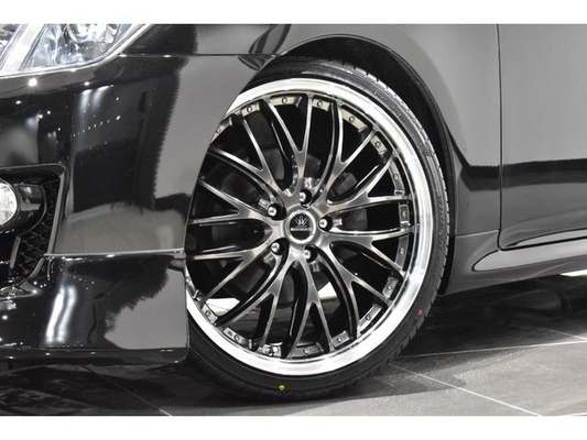 Toyota Crown 2.5 Sports Navigation Package New Black Leather Seat Covers / All-New Full Water Tank Capacity For The Car / All-New 20-Inch Tires And Wheels / All-New Aerodynamics / All-New LED Fog Lig