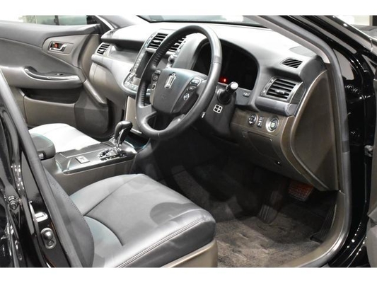 Toyota Crown 2.5 Sports Navigation Package New Black Leather Seat Covers / All-New Full Water Tank Capacity For The Car / All-New 20-Inch Tires And Wheels / All-New Aerodynamics / All-New LED Fog Lig
