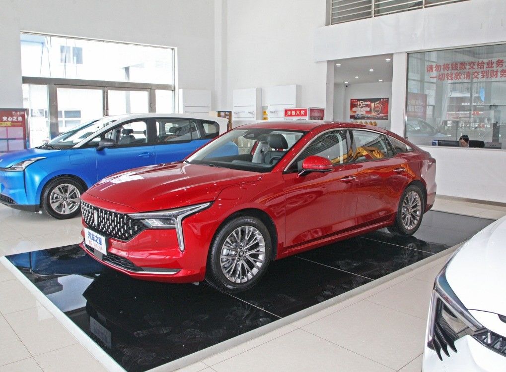 効率とスタイルの1つのパッケージ 2024年Faw Bestune B70 左手方向車モデル