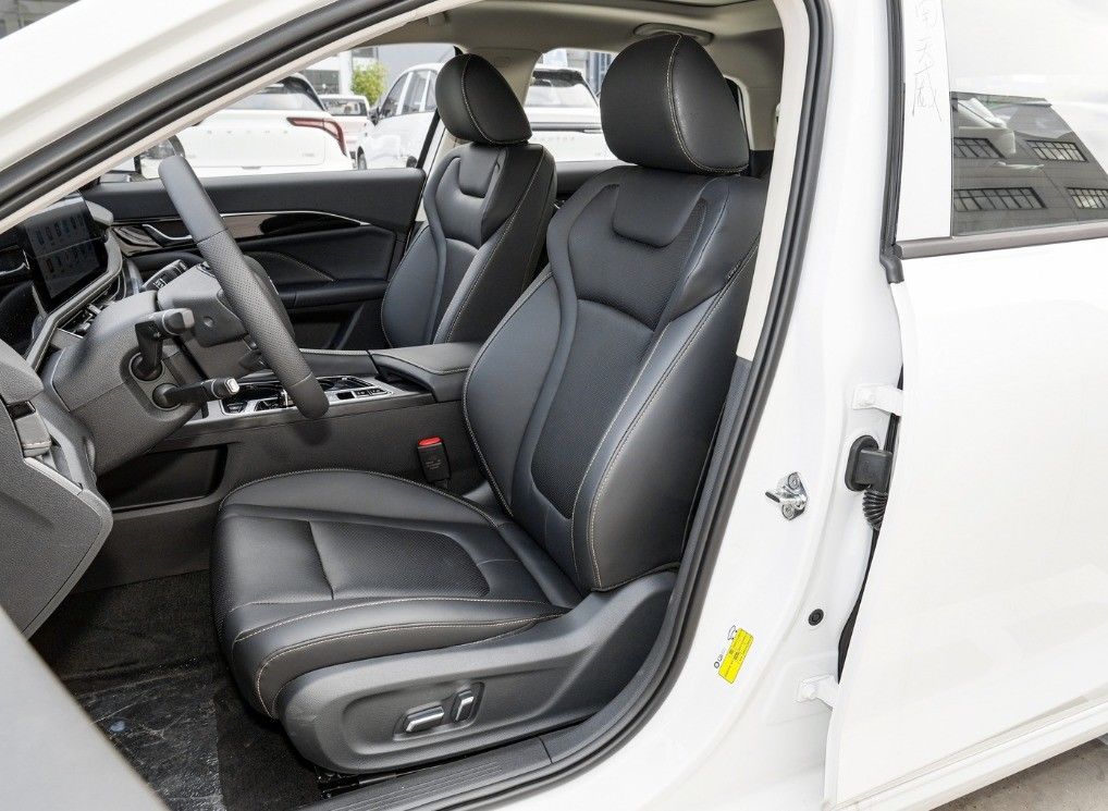 1.5T Gasoline Car with Left Steering and 5 Seats 5 Doors Specially Made 's B70 Bestune