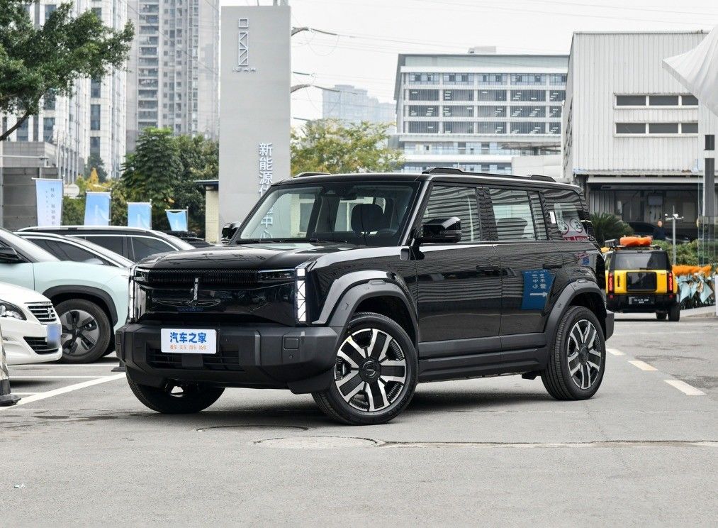 5人座ガソリン車 チェリー iCar 03 アンドロイド・オートと大きなスペースの電気SUV