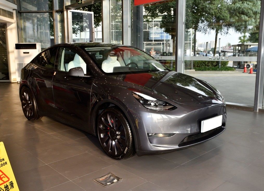 テスラ・モデル Y 電動車両 最大速度 217km/h 100%電動型