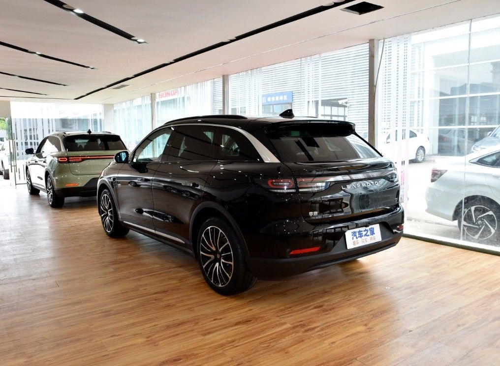 Left Drive 's Leap Motor C11 Hybrid SUV Electric Car with Maximum Speed of 170 km/h