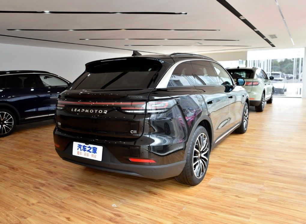 Left Drive 's Leap Motor C11 Hybrid SUV Electric Car with Maximum Speed of 170 km/h