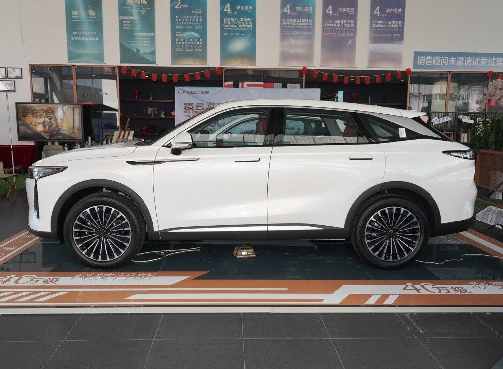 Exeed Yaoguang Gasoline Car 2.0T 400T 261Ps 5 Seats 5 Doors SUV Multi-link Rear Suspension