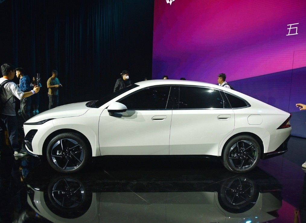 2024 Xingguang PHEV Sedan Hybrid Car Left Steering 5 Seats 5 Doors by Wuling StarLight