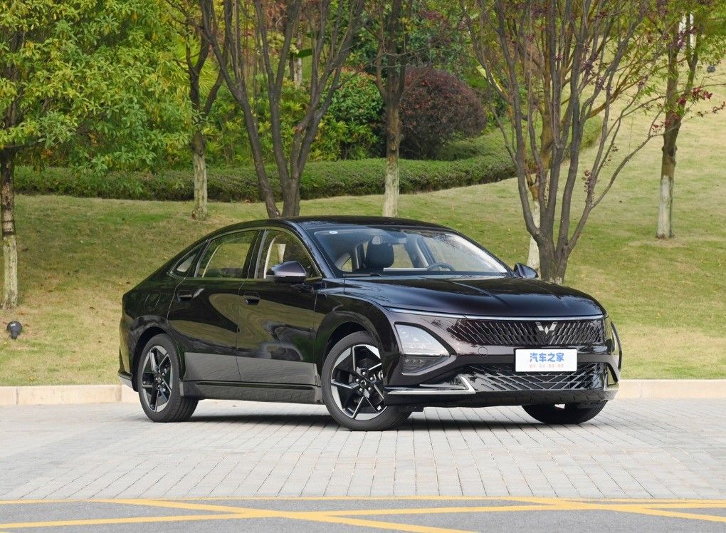 SAIC Wuling Auto Trader Electric Car For Adult White Wuling Xingguang PHEV Sedan 2024