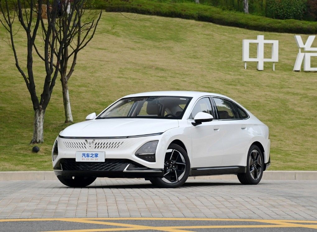 SAIC Wuling Auto Trader Electric Car For Adult White Wuling Xingguang PHEV Sedan 2024