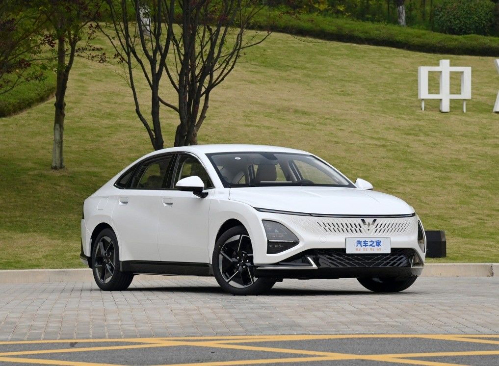 SAIC Wuling Auto Trader Electric Car For Adult White Wuling Xingguang PHEV Sedan 2024