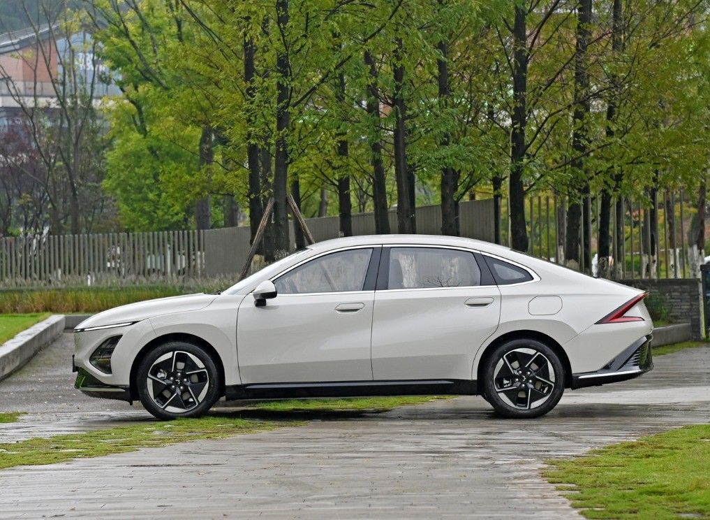 SAIC Wuling Auto Trader Electric Car For Adult White Wuling Xingguang PHEV Sedan 2024