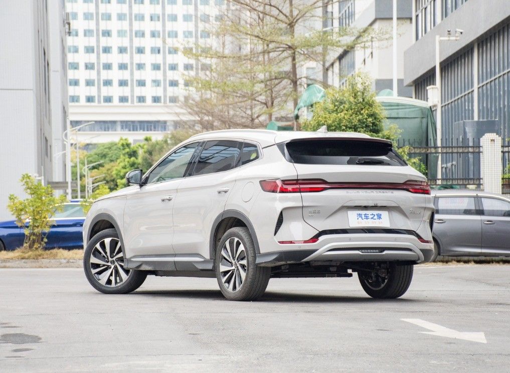 605km Flagship Electric Car 2023 BYD Song Plus EV with 5 Seats and White Color