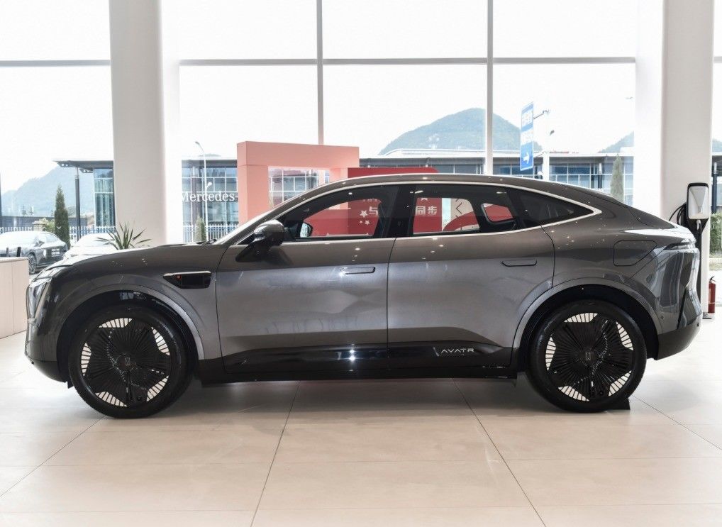 705kmの走行距離 アバター11 双エンジン電気自動車 2023 ホットチャンガン 華威ス エネルギー車両
