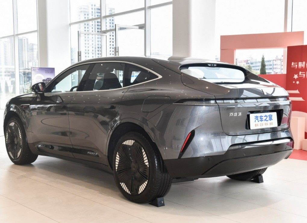 705kmの走行距離 アバター11 双エンジン電気自動車 2023 ホットチャンガン 華威ス エネルギー車両