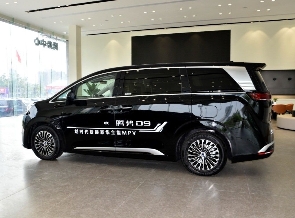 Medium Level BYD Denza D9 ev flagship electric cars for 7 People in hot demand in 2024