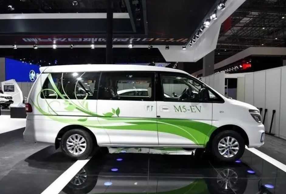 MPV Level Dongfeng Lingzhi M5 Electric Cargo Van 7-9 Seats for South American Business