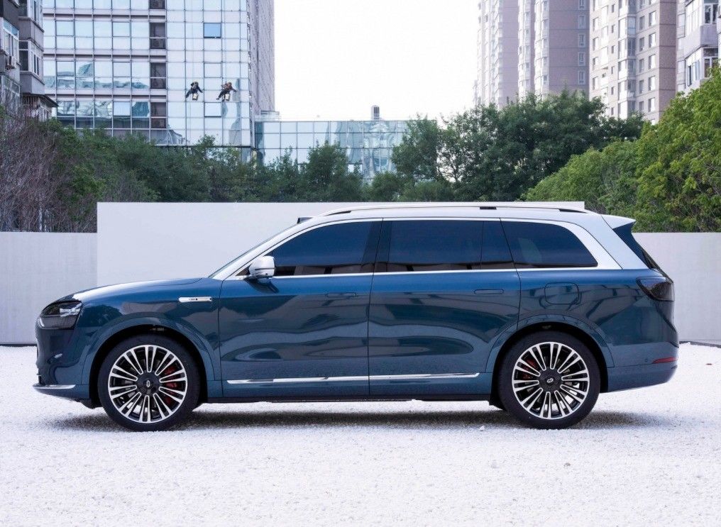 Discover the Future of Hybrid Automobiles with HUAWEIS AITO M9 EV SUV in 2024 6 Seats