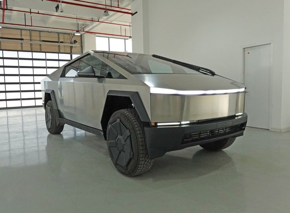 100% Electric Tesla Cybertruck Car 2024 The Perfect Choice for High Speed Adventures