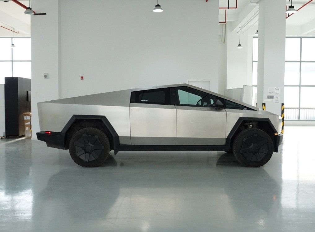 100% Electric Tesla Cybertruck Car 2024 The Perfect Choice for High Speed Adventures