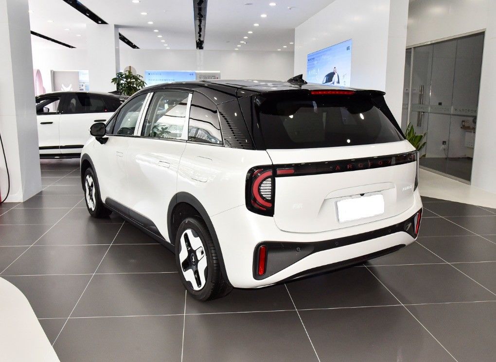 Experience the Convenience of 2024 Arcfox Kao la Electric MPV with Child Safety Seat
