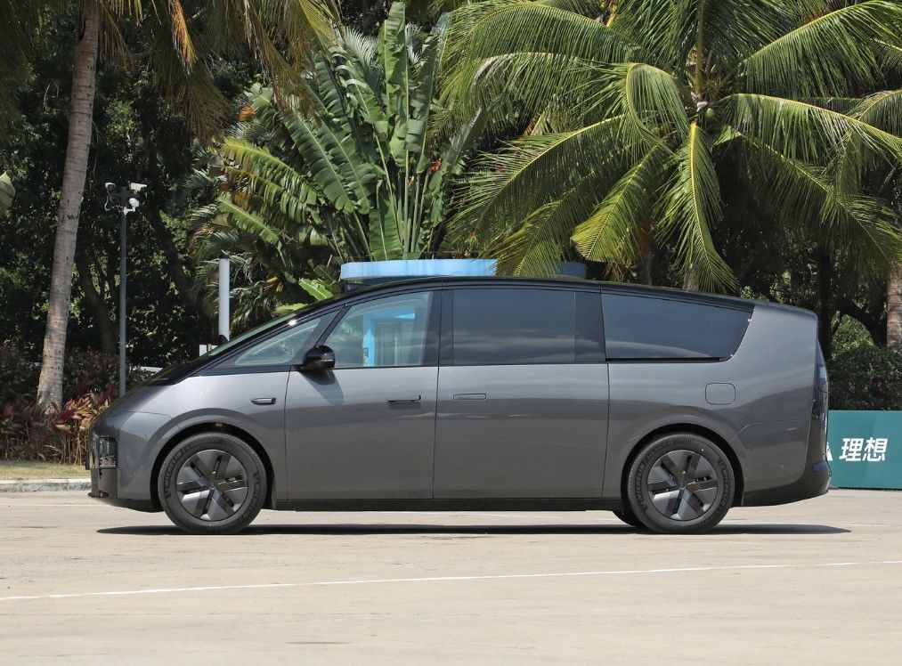 Li Xiang L7 L8 L9 Electric Cars Midsize MPV with 7 Seats and Ultra Tire R18 Automatic