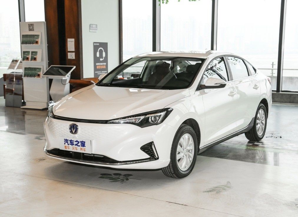 5-Door 5-Seat Changan Eado Plus Affordable Automatic Compact Sedan for Electric Car Buyers