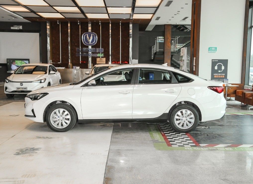 5-Door 5-Seat Changan Eado Plus Affordable Automatic Compact Sedan for Electric Car Buyers