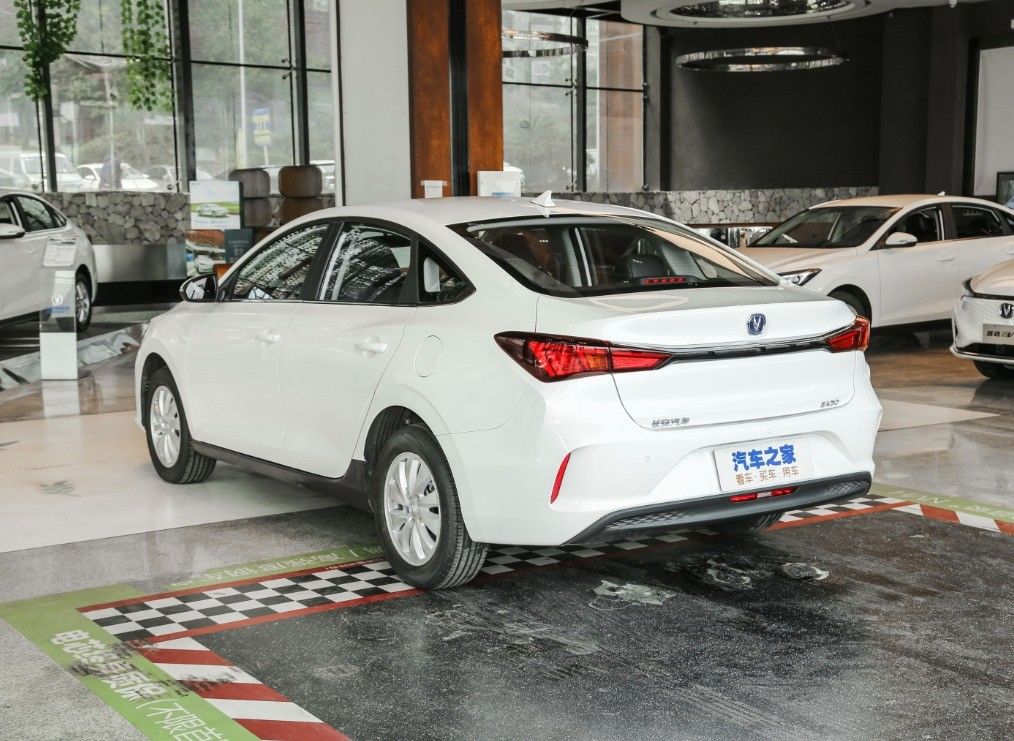 5-Door 5-Seat Changan Eado Plus Affordable Automatic Compact Sedan for Electric Car Buyers