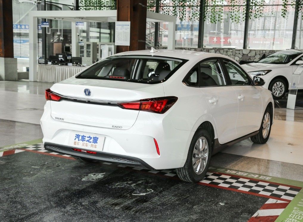 5-Door 5-Seat Changan Eado Plus Affordable Automatic Compact Sedan for Electric Car Buyers